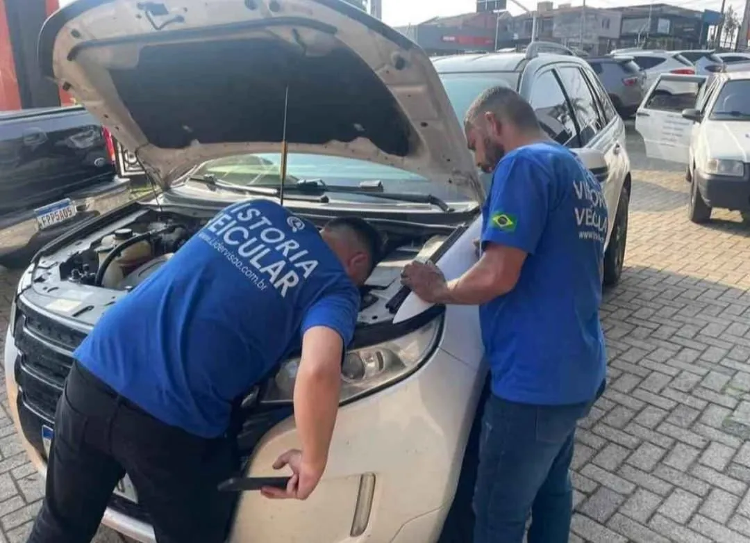 Técnicos da Lider Visão realizando vistoria veicular