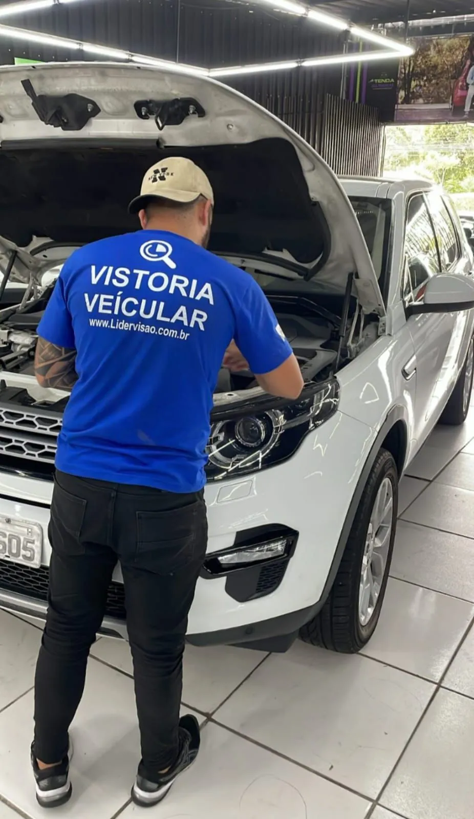 Técnico da Lider Visão realizando vistoria veicular